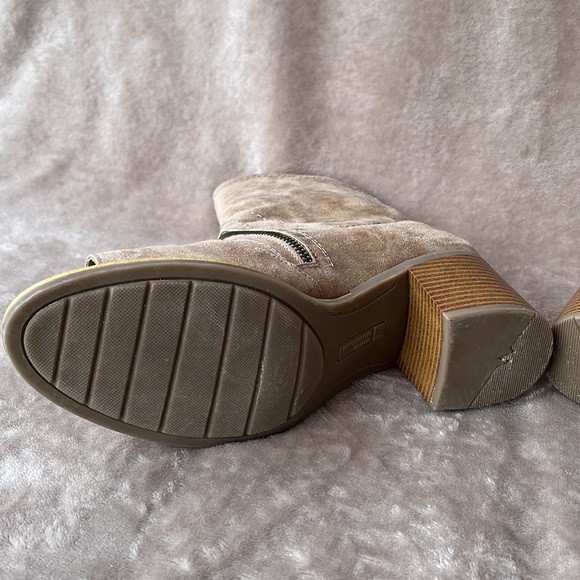 White Mountain Dara Peep Toe Faux Suede Ankle Boots, Size 9.5M - Picture 9 of 15